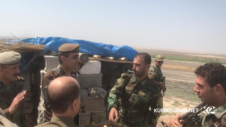 به‌ وێنه‌.. وه‌زیری پێشمه‌رگه‌ سه‌نگه‌ره‌كانی به‌رگری به‌سه‌ر كرده‌وه‌